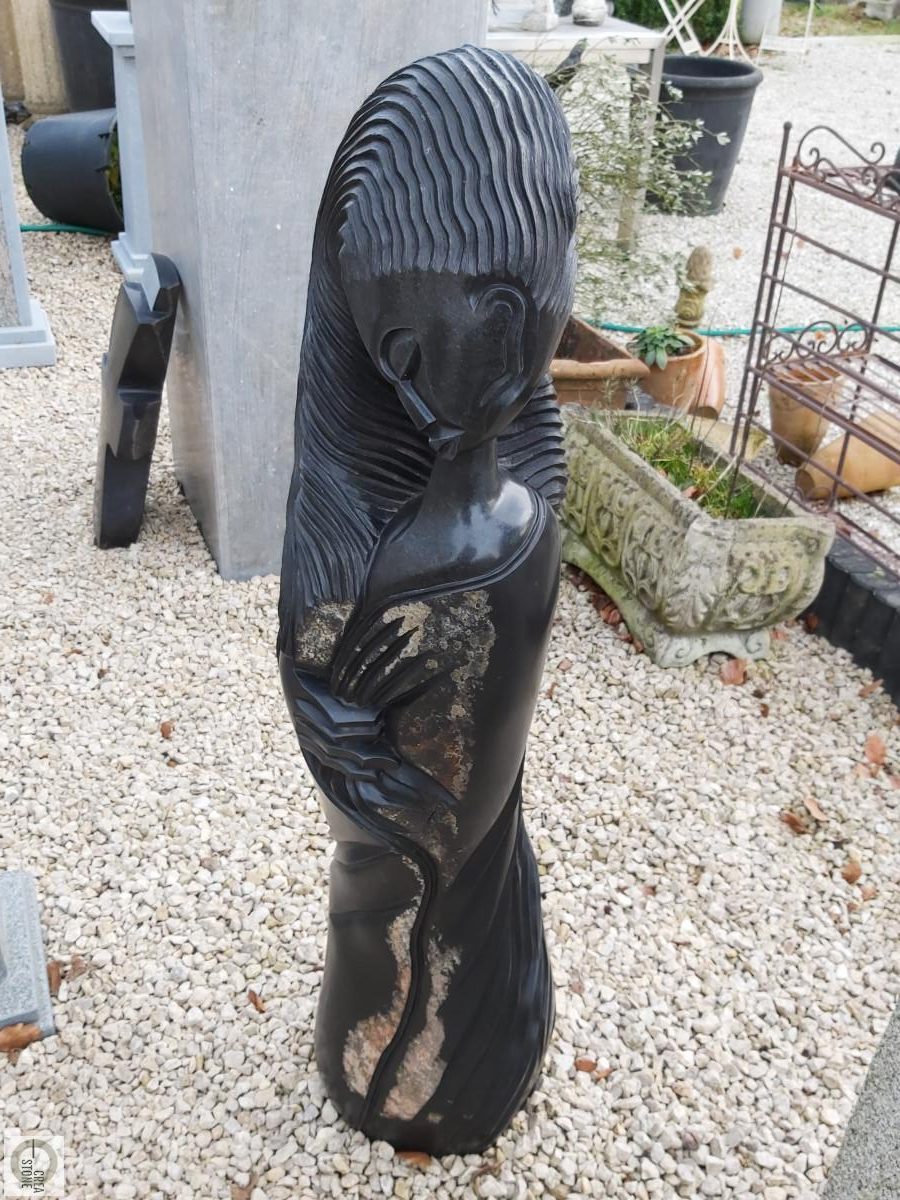 Groot stenen beeld voor in de tuin